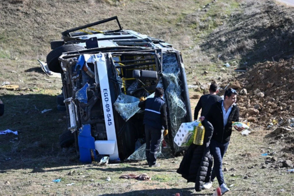 Ankarada avtobus aşıb, 24 nəfər yaralanıb - FOTO